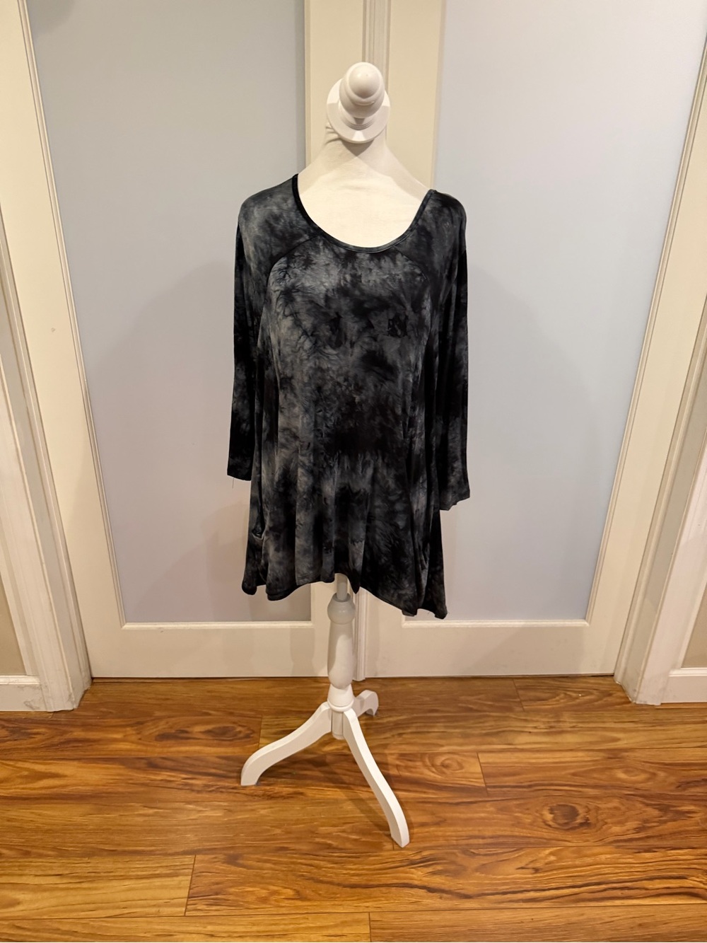 Black Tie-Dye Scoop Neck Tunic Top - Casual Swing Fit